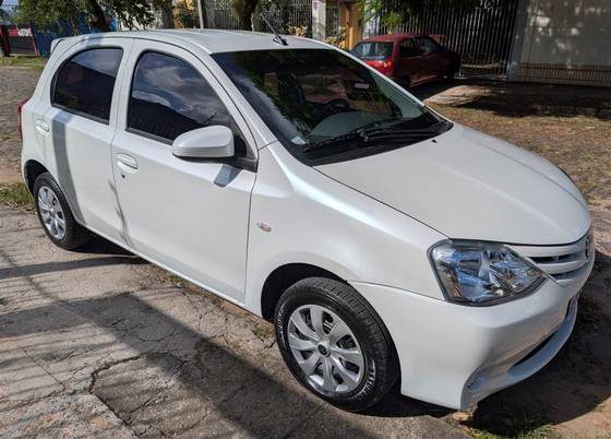 TOYOTA ETIOS 1.3 X 16V FLEX 4P AUTOMÁTICO TOYOTA ETIOS 1.3 X 16V FLEX 4P AUTOMÁTICO